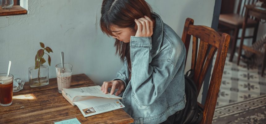 哩布内容生态全景图，展示创意设计、技能学习、生活方式等多个分区的内容卡片，色彩丰富、分类清晰